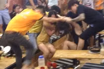 Video: Nhiều cô gái mặc bikini lao vào hỗn chiến dữ dội trên phố