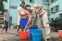 Người dân Hà Nội "quay vòng" nước rửa để tráng bát, giặt quần áo