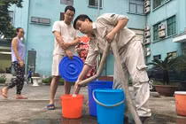 Người dân Hà Nội "quay vòng" nước rửa để tráng bát, giặt quần áo