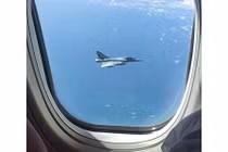 Hành khách hốt hoảng vì bị chiến đấu cơ kèm sát