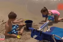 Video: Nghịch cát khi đi tắm biển, hãi hùng bị giun móc xâm nhập khắp cơ thể