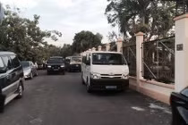 Đi ăn tiệc nhà giám đốc sở trong giờ làm việc ở Sài Gòn