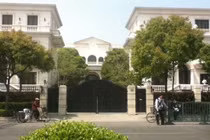 Cận cảnh căn biệt thự Lý Liên Kiệt bỏ hoang, mặc anh trai sống khu ổ chuột