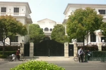 Cận cảnh căn biệt thự Lý Liên Kiệt bỏ hoang, mặc anh trai sống khu ổ chuột