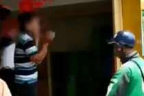 Video: 3 tài xế Grab quây đánh và bắt nam thanh niên khoanh tay xin lỗi