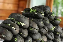 Bất ngờ về nguyên liệu đặc biệt tạo ra chiếc bánh mì bóng đêm 