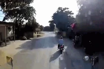 Video: Bé trai sang đường đột ngột khiến hai người suýt mất mạng