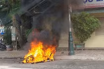 Đánh võng, lạng lách, bị côn đồ truy sát, đốt xe máy