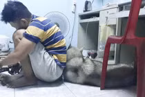 Vợ ngao ngán đăng ảnh chồng và "con trai riêng" thân thiết