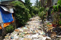 Video: Rác kín đặc, bức tử đường thoát nước từ sân bay Tân Sơn Nhất