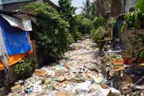 Video: Rác kín đặc, bức tử đường thoát nước từ sân bay Tân Sơn Nhất