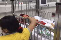 Bé trai 14 tháng tuổi nguy kịch, phải nhập viện cấp cứu vì uống nhầm dầu