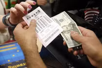 Nhận trái đắng khi đòi ly hôn ngay sau khi trúng 30 tỷ