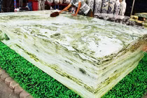 Cận cảnh phiến ngọc nguyên khối bạc tỷ nặng hơn chục tấn, đẹp hiếm có