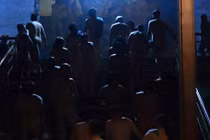 Hàng trăm người khỏa thân đổ tới bảo tàng xem ảnh "nóng"