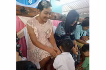 Bố đơn thân mặc váy, cài nơ đến trường trong Ngày của mẹ