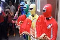 Dàn siêu nhân đi bê tráp làm quan khách không khỏi "ngớ người" 