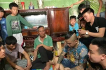 Dương Minh Tuyền gây xôn xao khi tới nhà nữ sinh bị bạn bạo hành