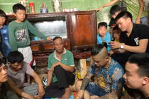 Dương Minh Tuyền gây xôn xao khi tới nhà nữ sinh bị bạn bạo hành