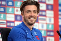 Mối tình năm 13 tuổi của tiền vệ tuyển Anh