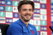 Mối tình năm 13 tuổi của tiền vệ tuyển Anh