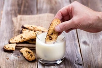 Video: Vì sao nhiều người thích ăn bánh quy chấm sữa?