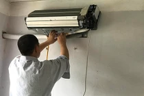 Nửa đêm vợ chồng kéo nhau ra nhà nghỉ vì nắng nóng