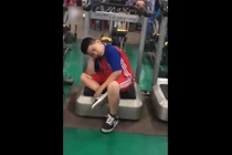 Video: Đang buồn ngủ mà phụ huynh lại "đẩy" đi tập gym