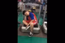 Video: Đang buồn ngủ mà phụ huynh lại "đẩy" đi tập gym