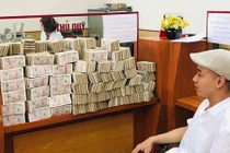 Thanh niên “lầy lội” mang 200 triệu toàn tờ 2.000 đồng gửi ngân hàng