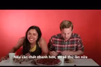 Video: Giãy giụa, đập bàn vì cắn thử ớt cay nhất thế giới