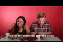 Video: Giãy giụa, đập bàn vì cắn thử ớt cay nhất thế giới