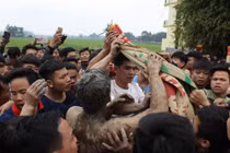 Video: Hàng trăm trai tráng giẫm đạp cướp bông để cầu sinh quý tử