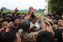 Video: Hàng trăm trai tráng giẫm đạp cướp bông để cầu sinh quý tử