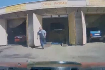 Video: Đến nhận ôtô vừa sửa xong, người phụ nữ Nga lùi xe xuống hồ