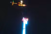 Mắc kẹt trên ghế trò chơi mạo hiểm cao hơn 50 m trong đêm giao thừa