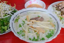 Quán bún vịt có thâm niên gần 6 thập kỷ đông nghịt khách ở Sài Gòn