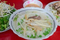 Quán bún vịt có thâm niên gần 6 thập kỷ đông nghịt khách ở Sài Gòn