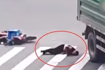 Video: Người đàn ông sống sót thần kỳ khi bị xe tải chèn qua đầu