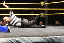 Trọng tài WWE gãy chân vẫn cố gắng hoàn thành trận đấu