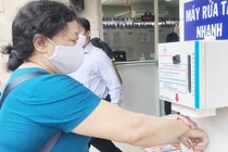 Y bác sĩ chế máy rửa tay tự động 'cây nhà lá vườn'