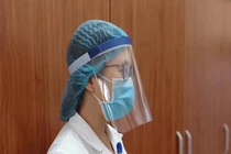 Bệnh viện chia sẻ cách tự làm kính chống giọt bắn phòng Covid-19