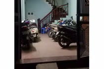 Thanh niên gương mẫu giữa đêm đóng cửa giúp gia chủ