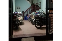 Thanh niên gương mẫu giữa đêm đóng cửa giúp gia chủ