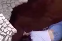 Video: Cô gái trẻ bị hố tử thần nuốt chửng