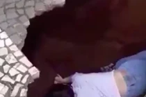 Video: Cô gái trẻ bị hố tử thần nuốt chửng