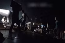 Video: Nhập vai cửu vạn, tận mục cảnh nhộn nhạo vùng biển biên giới