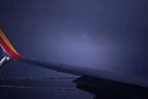 Video: Hành khách khiếp vía khi thấy sét xé toạc bầu trời nước Mỹ