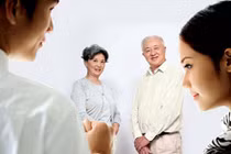 Phát rồ vì bố chồng nói tục, chửi bậy ngay trước mặt cháu