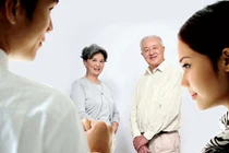 Phát rồ vì bố chồng nói tục, chửi bậy ngay trước mặt cháu